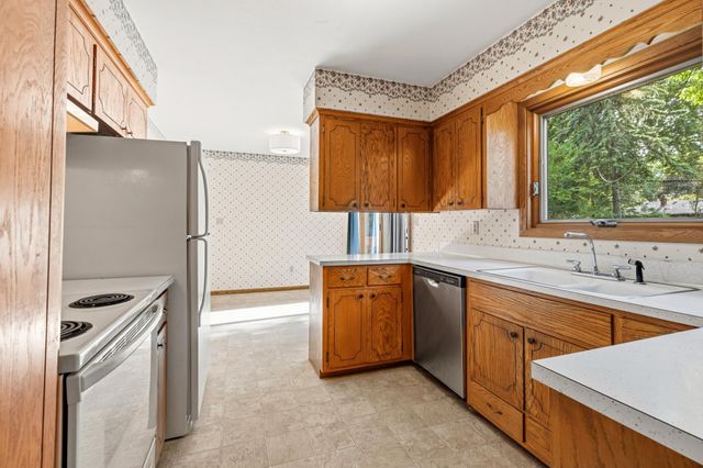 2195 Burr Street N, Maplewood, MN 55117