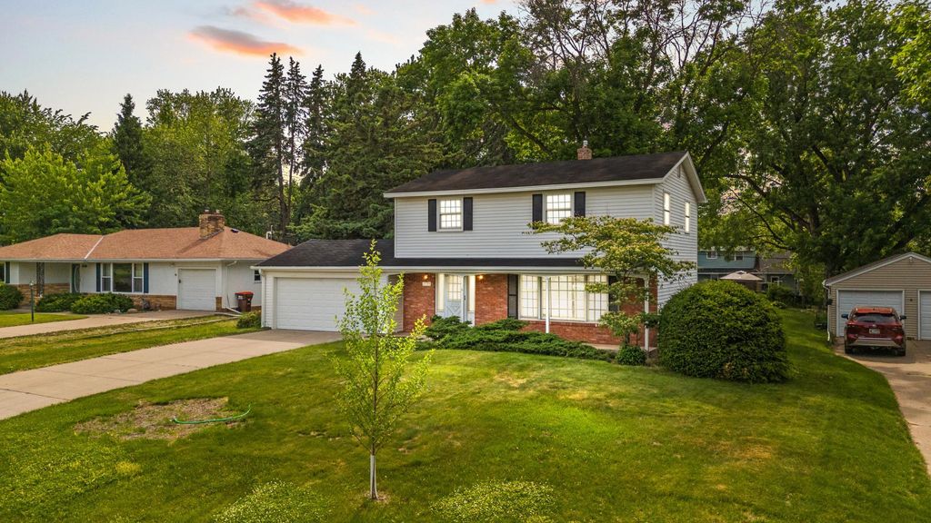 2195 Burr Street N, Maplewood, MN 55117