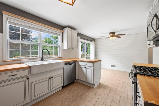 1N038 Woods Avenue, Wheaton, IL 60187