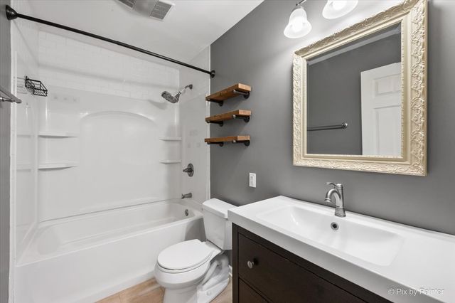 1N038 Woods Avenue, Wheaton, IL 60187