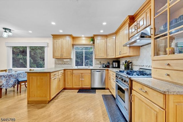 151 Cottage Pl W, Long Hill Twp., NJ 07933