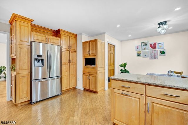 151 Cottage Pl W, Long Hill Twp., NJ 07933