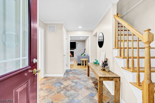 151 Cottage Pl W, Long Hill Twp., NJ 07933