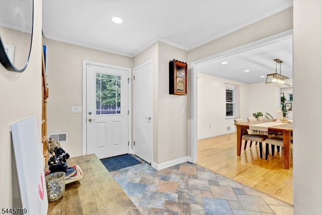 151 Cottage Pl W, Long Hill Twp., NJ 07933