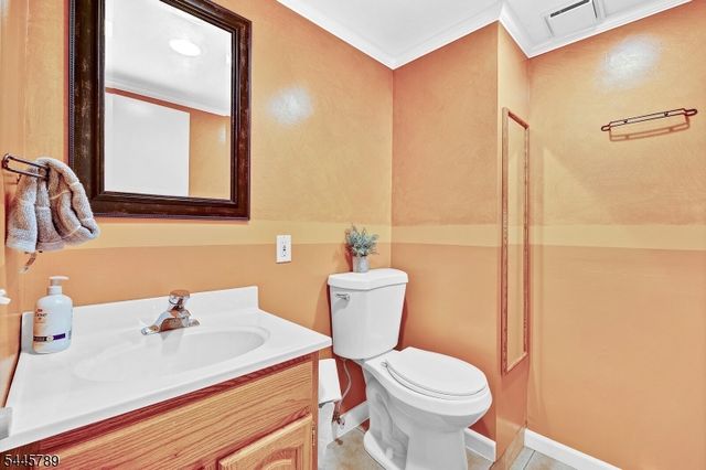 151 Cottage Pl W, Long Hill Twp., NJ 07933