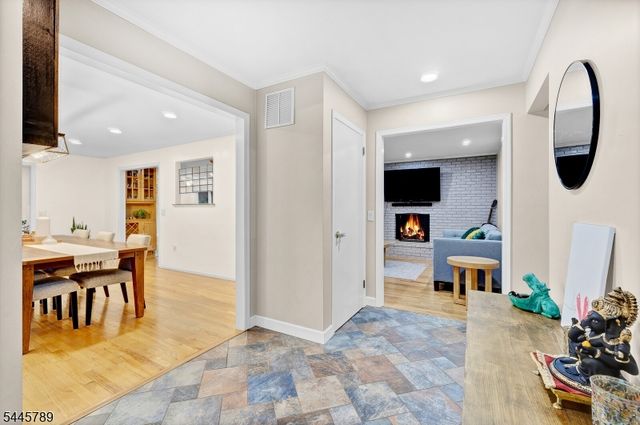 151 Cottage Pl W, Long Hill Twp., NJ 07933