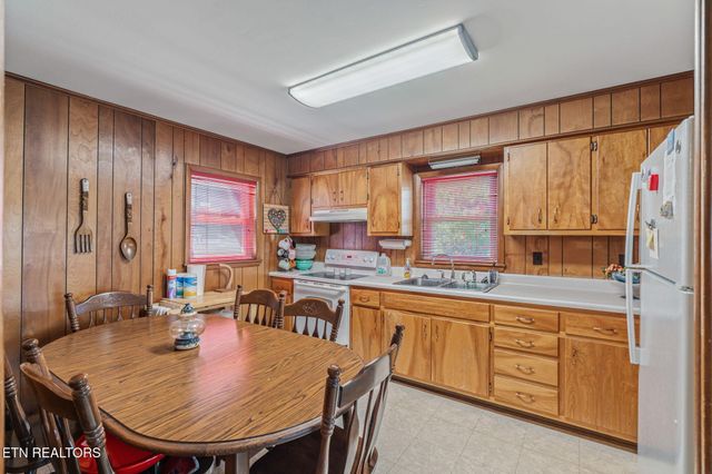 905 Cumberland St, Harriman, TN 37748