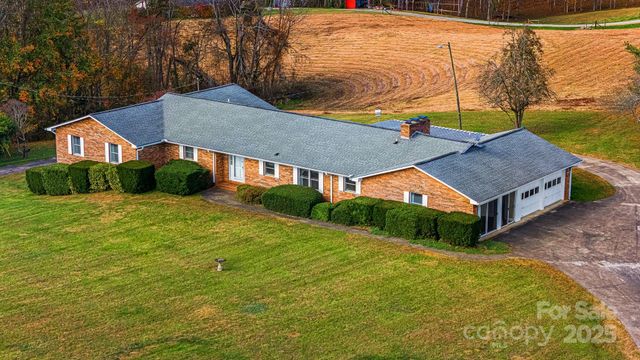 7 Brookshire Road, Leicester, NC 28748