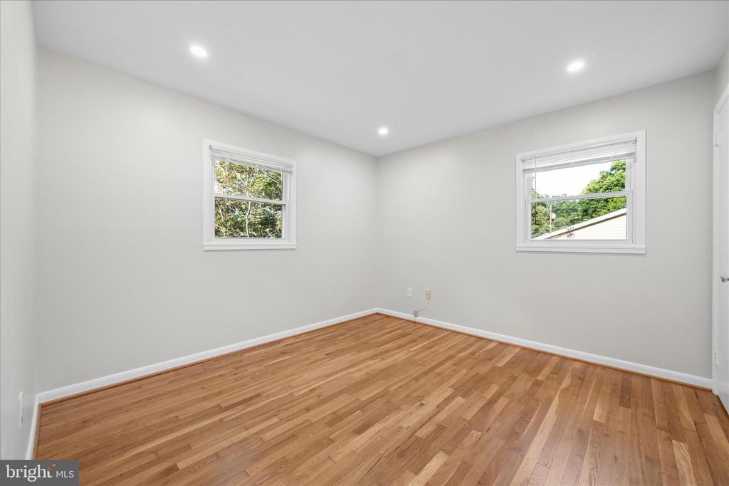 Image 16 of property listing at 115 WOODLAND RD, Gaithersburg, MD 20877
