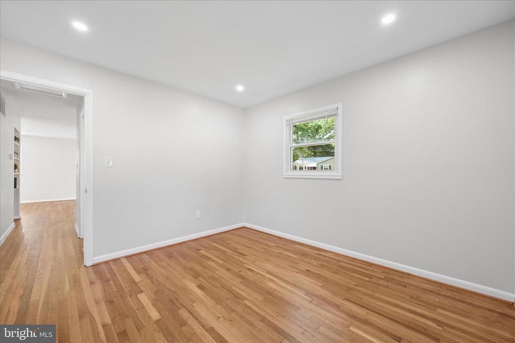 Image 17 of property listing at 115 WOODLAND RD, Gaithersburg, MD 20877