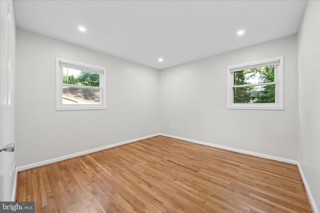 Image 18 of property listing at 115 WOODLAND RD, Gaithersburg, MD 20877