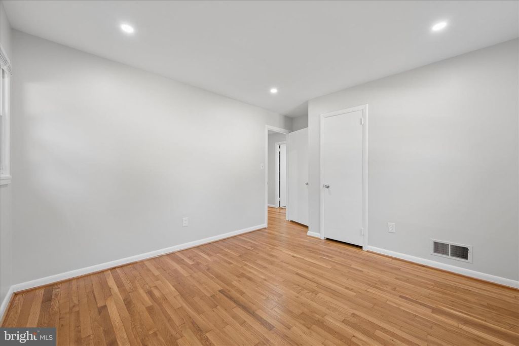 Image 19 of property listing at 115 WOODLAND RD, Gaithersburg, MD 20877