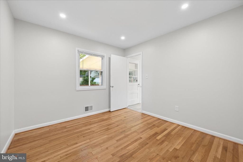 Image 22 of property listing at 115 WOODLAND RD, Gaithersburg, MD 20877