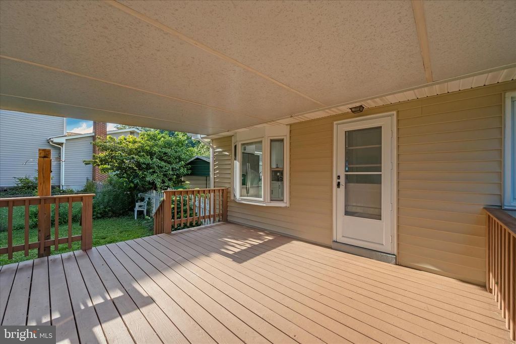 Image 27 of property listing at 115 WOODLAND RD, Gaithersburg, MD 20877