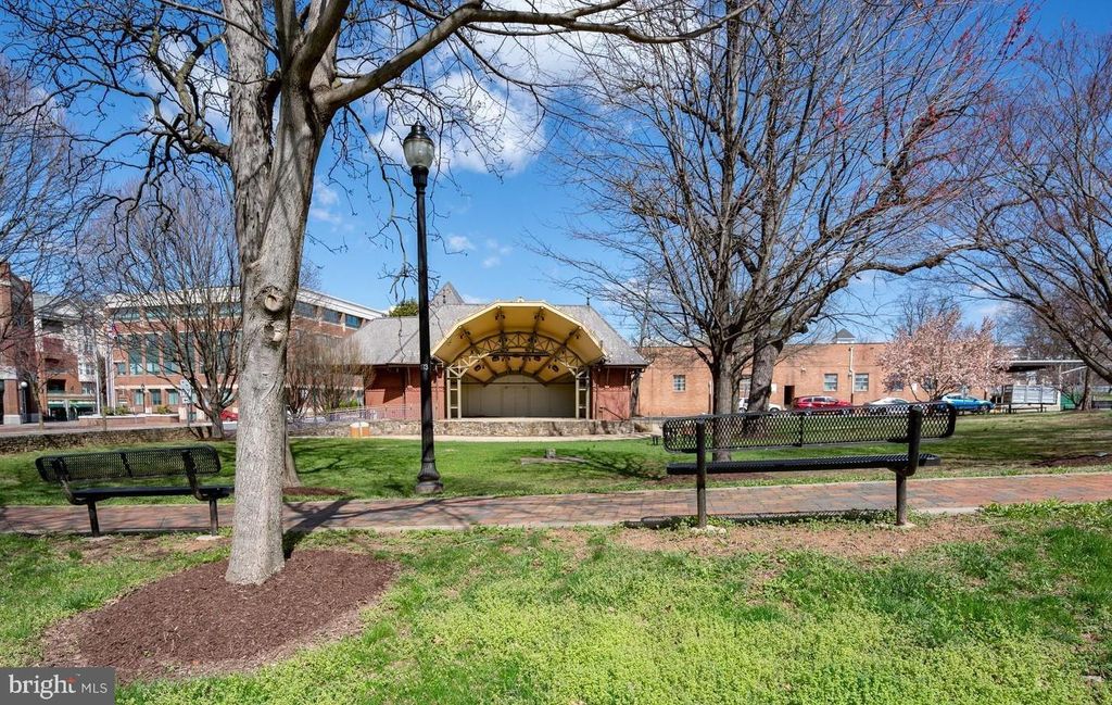 Image 37 of property listing at 115 WOODLAND RD, Gaithersburg, MD 20877