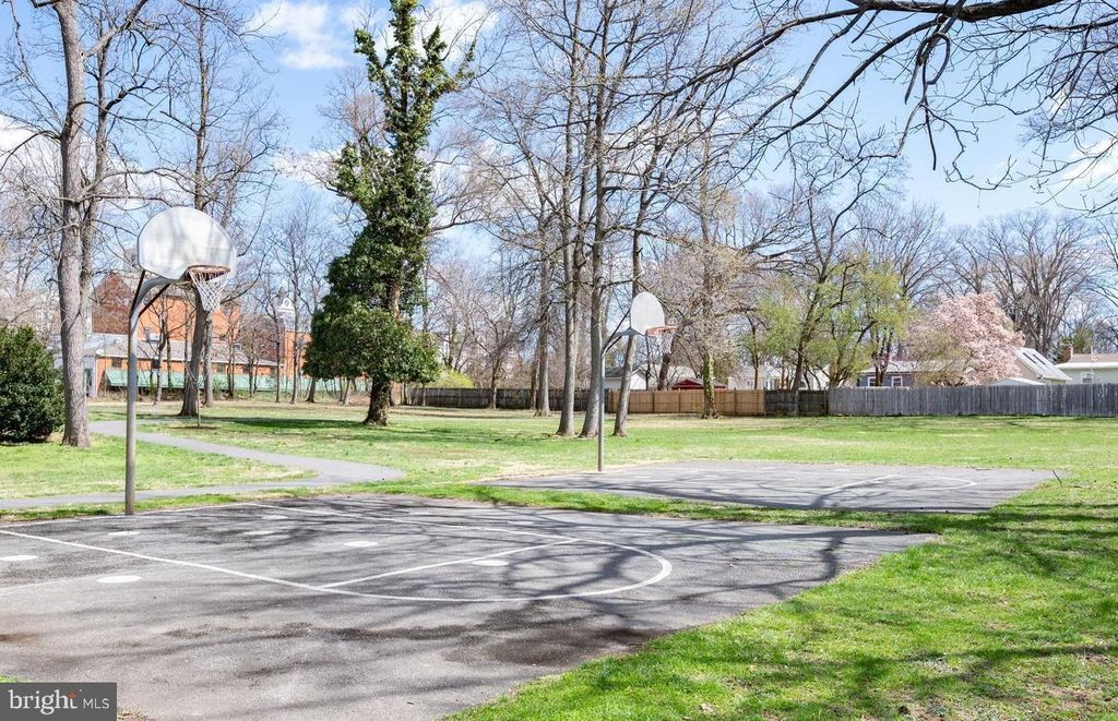 Image 38 of property listing at 115 WOODLAND RD, Gaithersburg, MD 20877