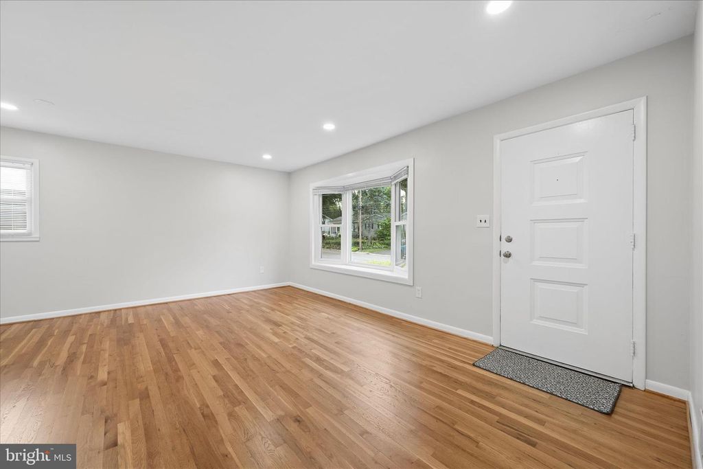 Image 4 of property listing at 115 WOODLAND RD, Gaithersburg, MD 20877