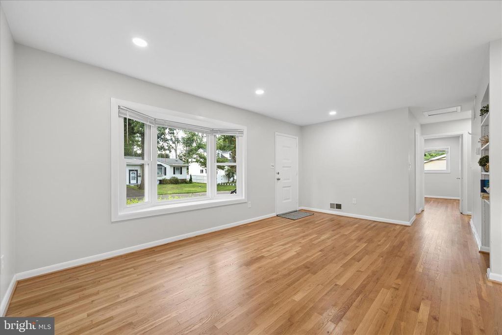 Image 5 of property listing at 115 WOODLAND RD, Gaithersburg, MD 20877