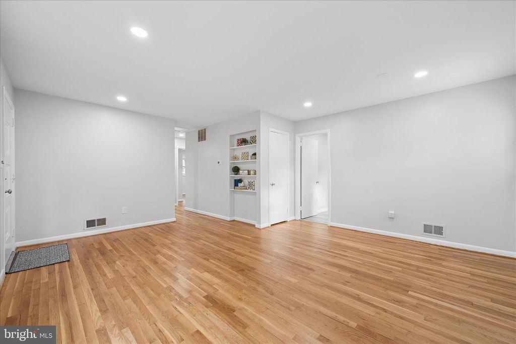 Image 6 of property listing at 115 WOODLAND RD, Gaithersburg, MD 20877