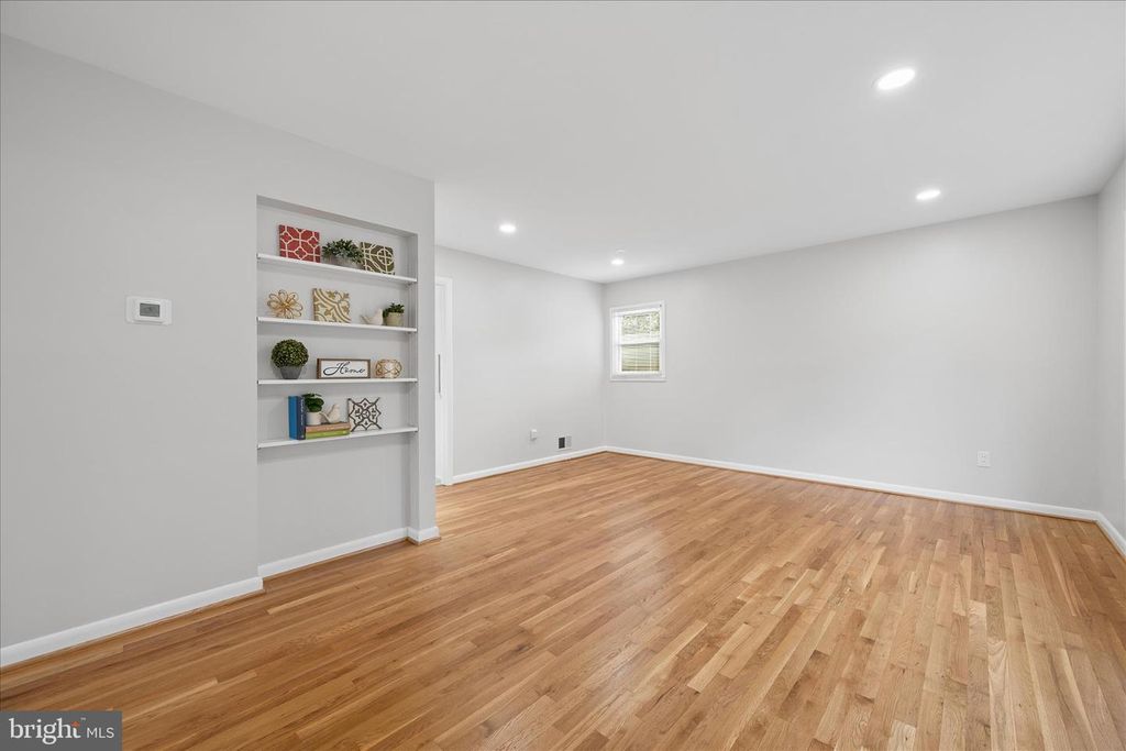 Image 7 of property listing at 115 WOODLAND RD, Gaithersburg, MD 20877