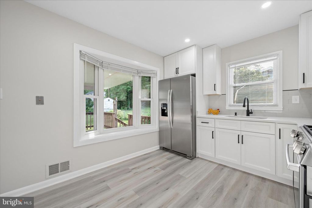 Image 8 of property listing at 115 WOODLAND RD, Gaithersburg, MD 20877