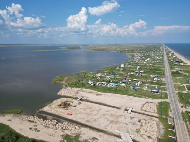 1055 N Deens Street, Gilchrist, TX 77617