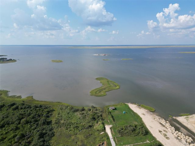 1055 N Deens Street, Gilchrist, TX 77617