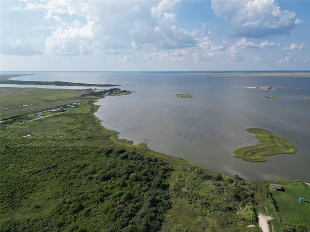 1055 N Deens Street, Gilchrist, TX 77617
