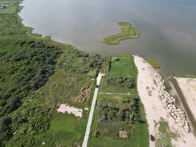 1055 N Deens Street, Gilchrist, TX 77617