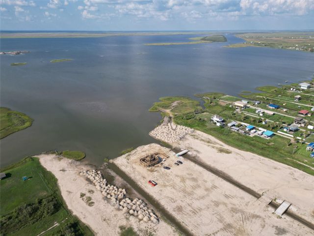 1055 N Deens Street, Gilchrist, TX 77617