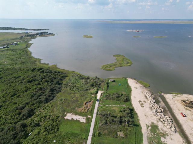 1055 N Deens Street, Gilchrist, TX 77617