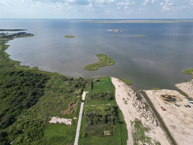 1055 N Deens Street, Gilchrist, TX 77617