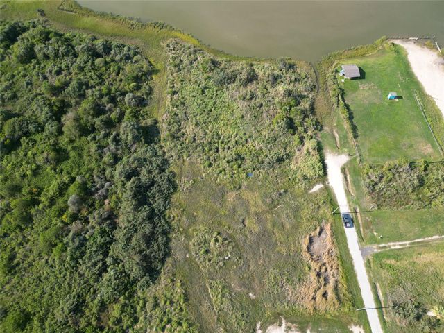 1055 N Deens Street, Gilchrist, TX 77617