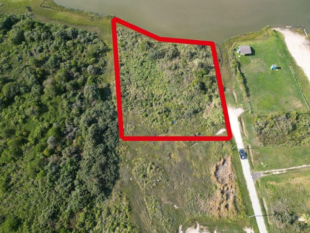 1055 N Deens Street, Gilchrist, TX 77617