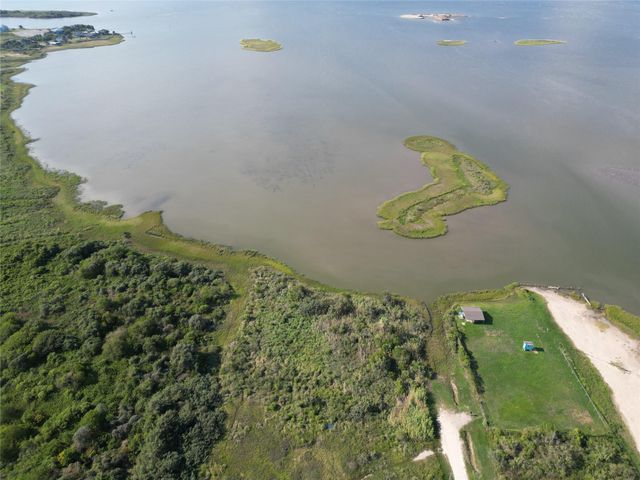 1055 N Deens Street, Gilchrist, TX 77617