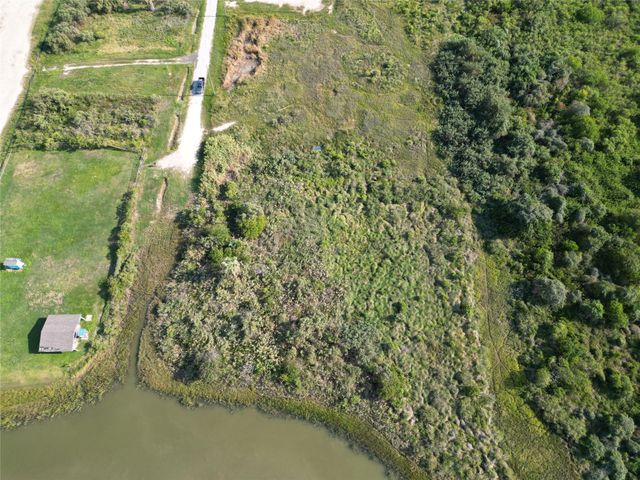 1055 N Deens Street, Gilchrist, TX 77617