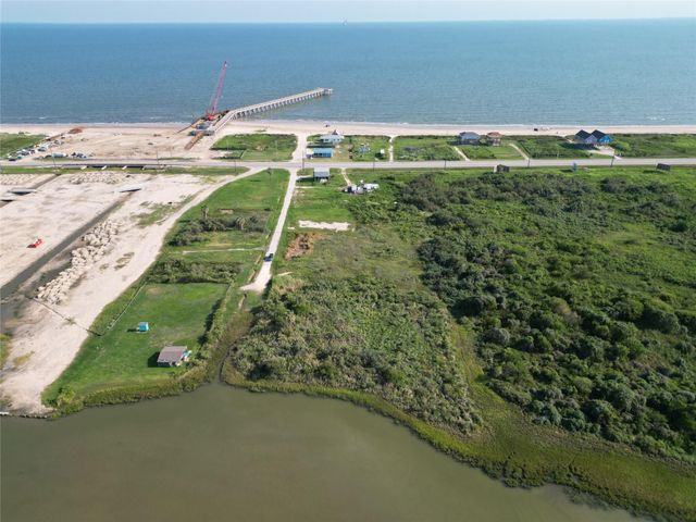 1055 N Deens Street, Gilchrist, TX 77617