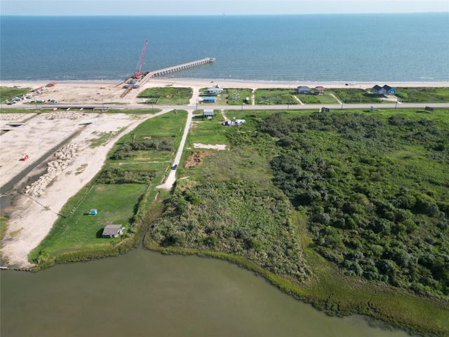 1055 N Deens Street, Gilchrist, TX 77617