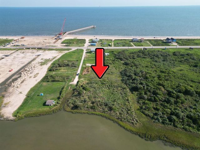 1055 N Deens Street, Gilchrist, TX 77617
