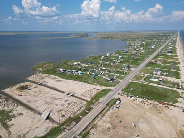 1055 N Deens Street, Gilchrist, TX 77617