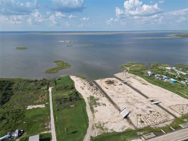 1055 N Deens Street, Gilchrist, TX 77617