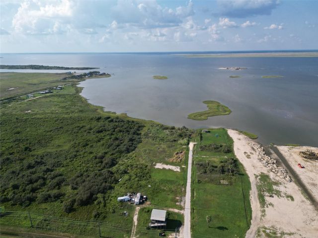 1055 N Deens Street, Gilchrist, TX 77617
