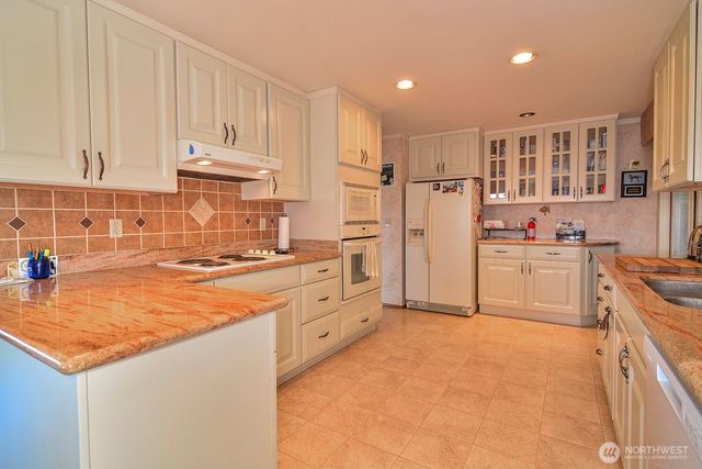 425 SW 183rd Street, Normandy Park, WA 98166
