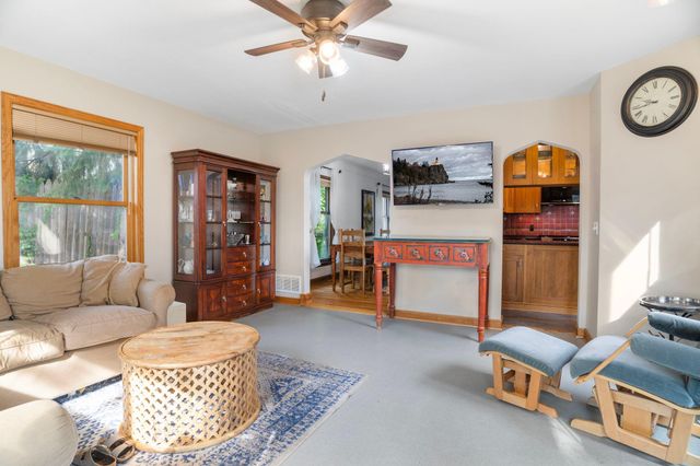 1017 Thomas Avenue S, Minneapolis, MN 55405