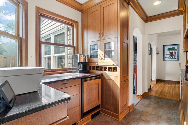 1017 Thomas Avenue S, Minneapolis, MN 55405