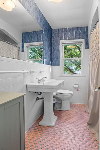 1017 Thomas Avenue S, Minneapolis, MN 55405