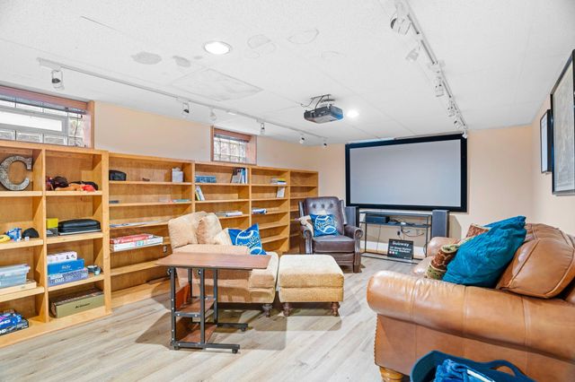 1017 Thomas Avenue S, Minneapolis, MN 55405