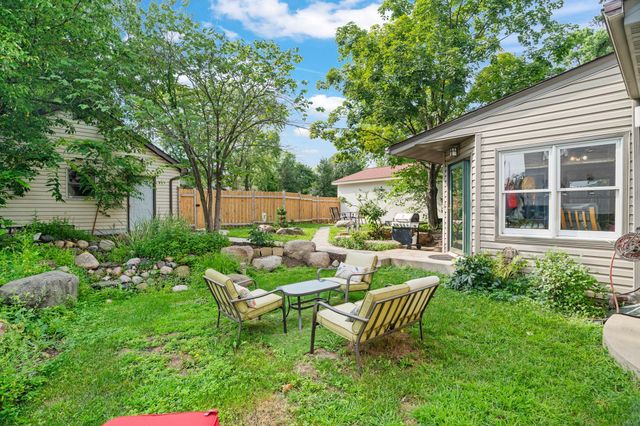 1017 Thomas Avenue S, Minneapolis, MN 55405