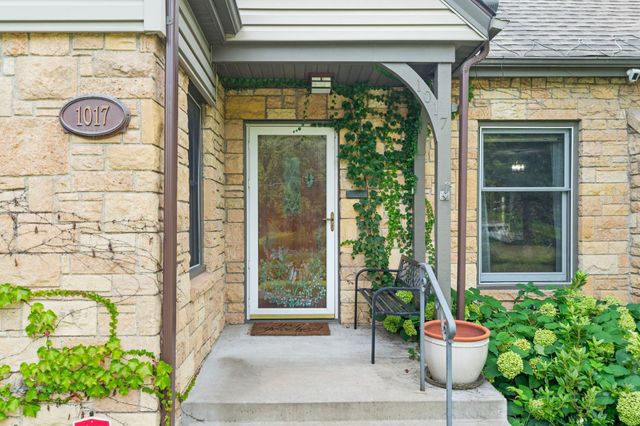 1017 Thomas Avenue S, Minneapolis, MN 55405