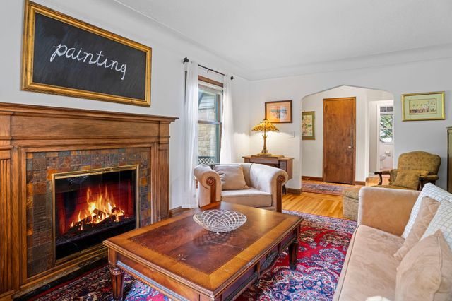 1017 Thomas Avenue S, Minneapolis, MN 55405